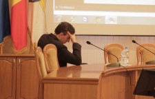 Киртоакэ сожалеет о смерти молодого человека, упавшего с развалившегося балкона и предлагает повысить тарифы на обслуживание домов