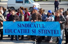 Акция протеста с требованием повысить зарплаты учителям