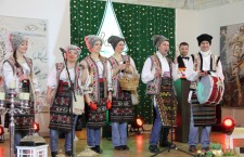 Как и в прошлом году, свои произведения художники и дизайнеры оформили в виде праздничных новогодних елей.