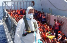 Итальянский военный корабль участвующий в спасении мигрантов в Средиземном море