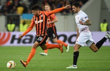 Футболист Шахтера против игрока Севильи