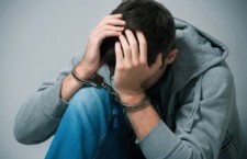 несовершеннолетний преступник подросток наручники