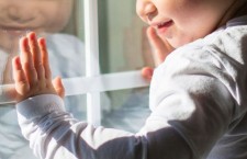 ребенок у окна дети